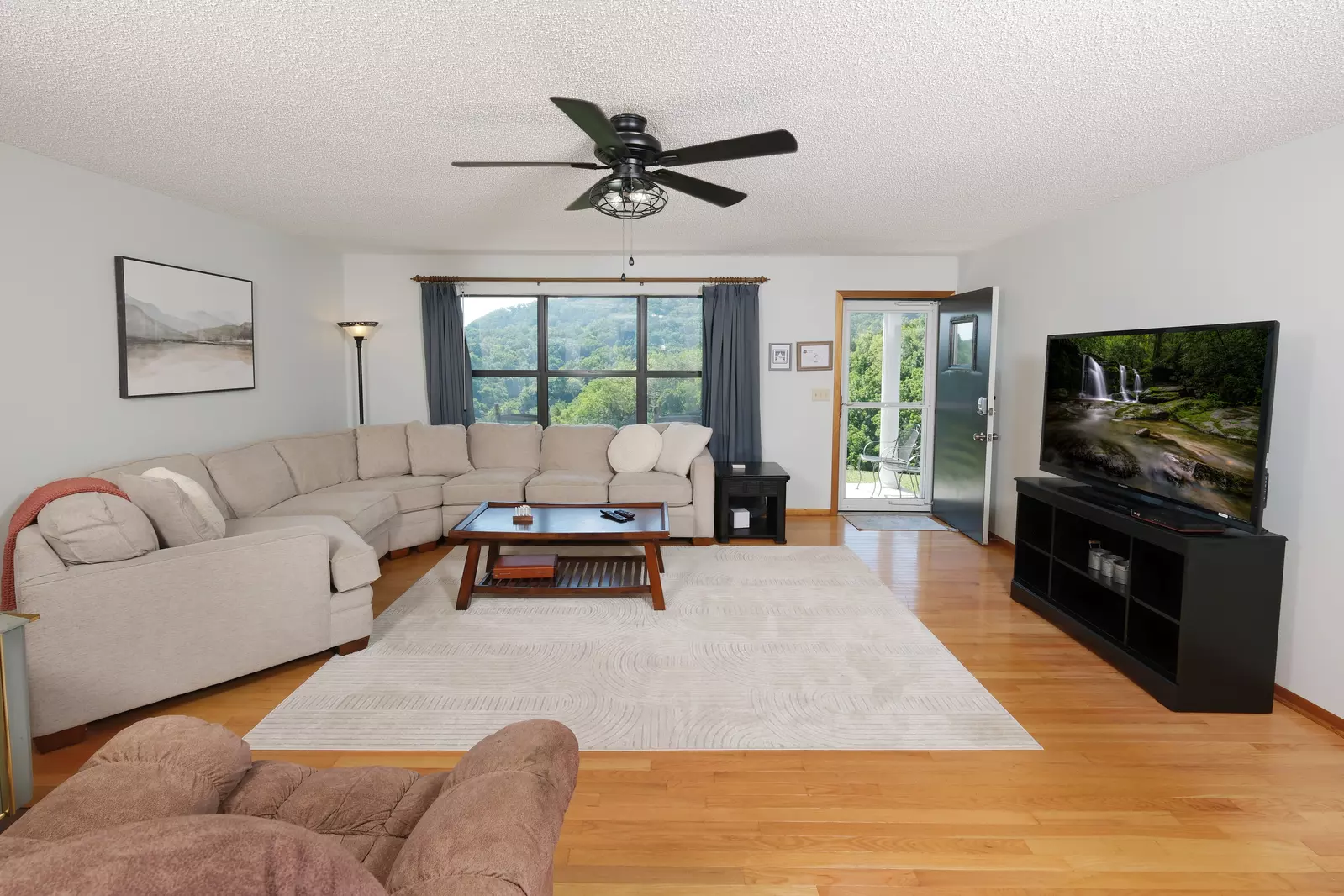 GREEN ACRES FARMHOUSE