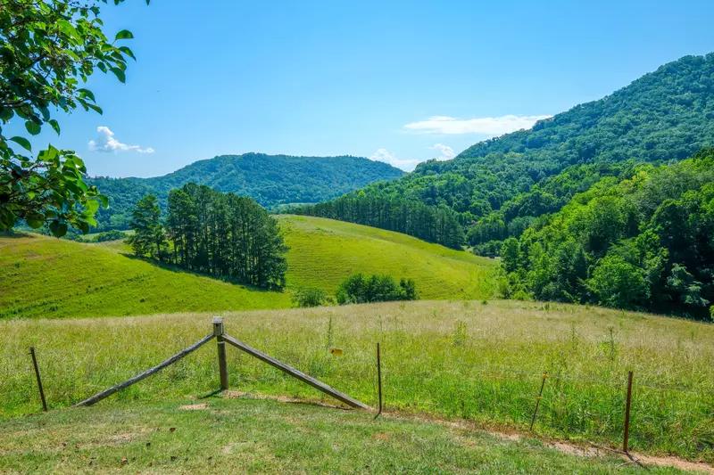 GREEN ACRES FARMHOUSE