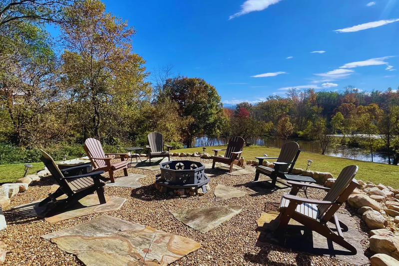 moonshine & fire is one of the top cabins on the river in pigeon forge tn