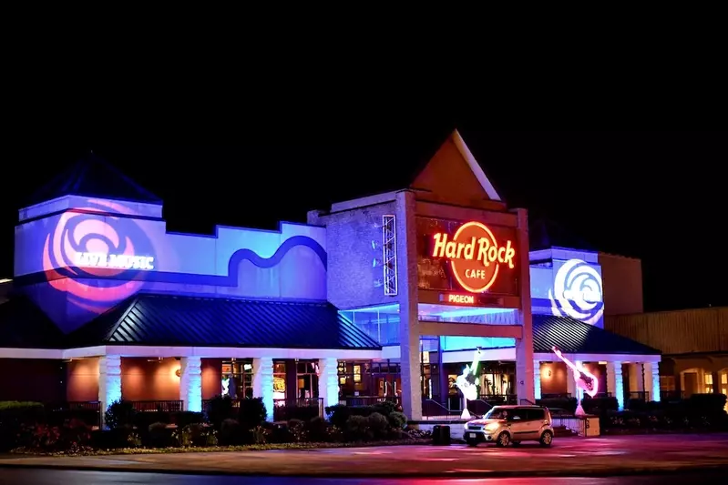 hard rock cafe is one of the pigeon forge restaurants open late